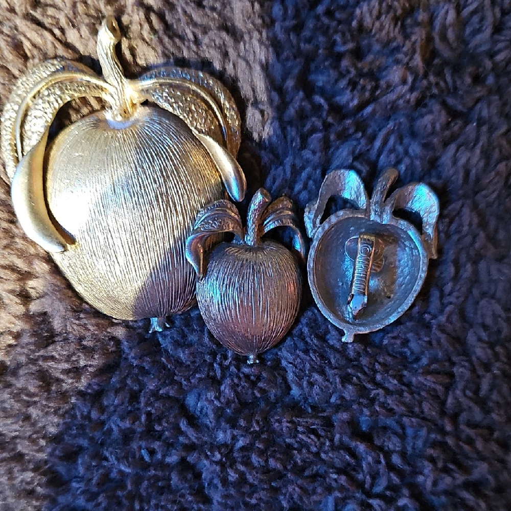 Sarah Coventry Gold Brooch Set